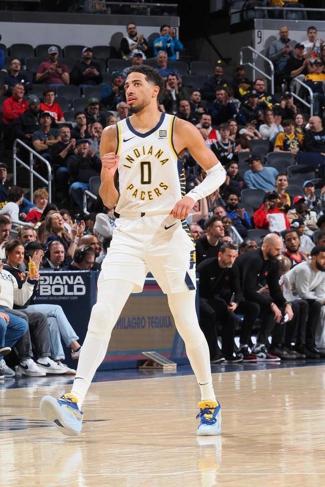 开云体育官网-出色防守首场状态出色，勇士观众沸腾！，西亚卡姆重返赛场上演精彩一战(路人某写的小说无人防守)